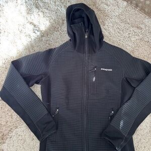 Patagonia women mid layer full zip quilted with hood